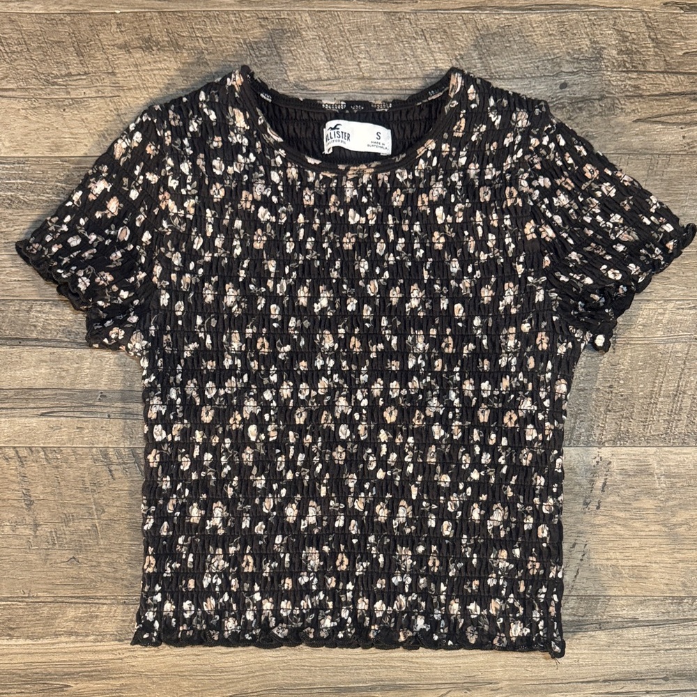 Hollister Black White and Cream Floral Short Sleeve Stretch Top -Size S